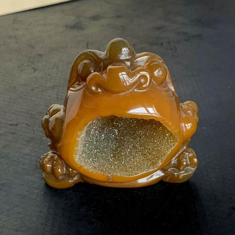 天然玛瑙原石金蟾摆件水晶洞聚宝