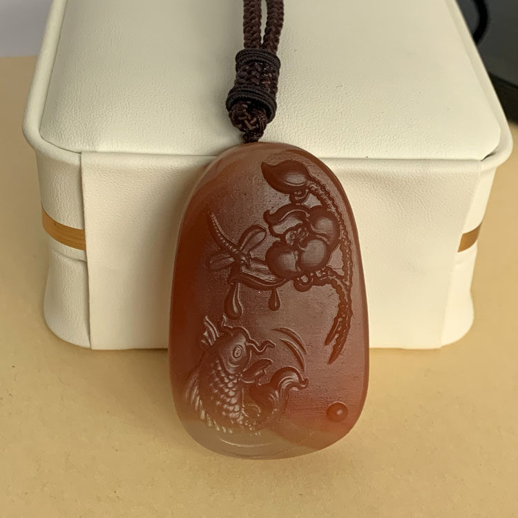 天然巴西玛瑙雕刻鲤鱼方牌吊坠