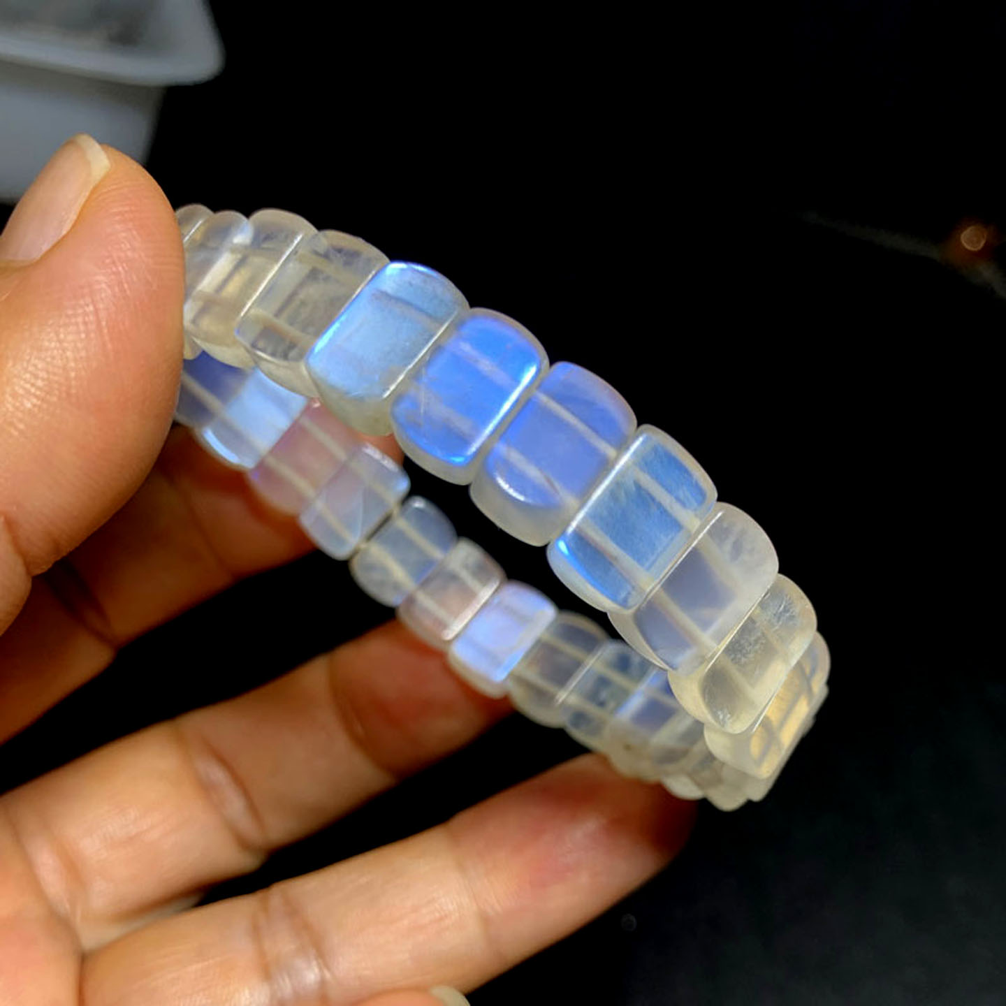天然白月光石手排蓝光