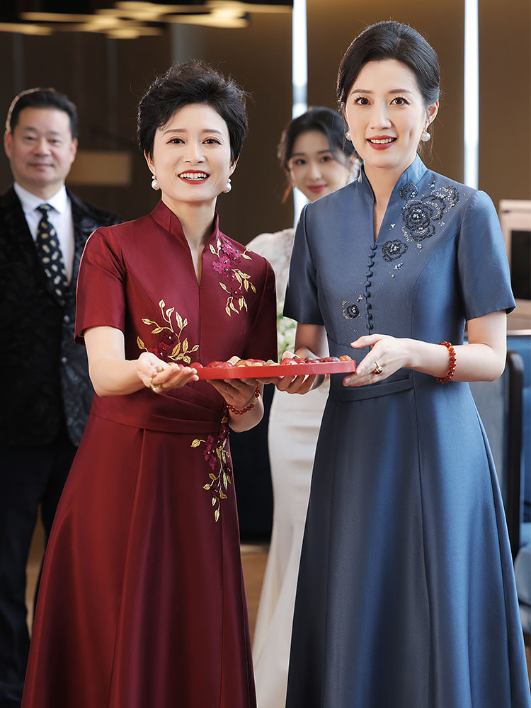 朵妮娜《景泰》中年妈妈礼服2023新款高端旗袍年轻气质喜婆婆婚宴