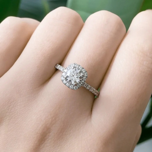 18K金定制美国进口D色莫桑钻石白金戒指，围镶方包钻戒