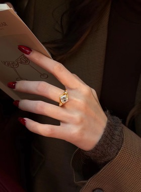 水贝黄金镶嵌莫桑钻菱形方钻戒指女款足金999棱光方糖戒指送礼物