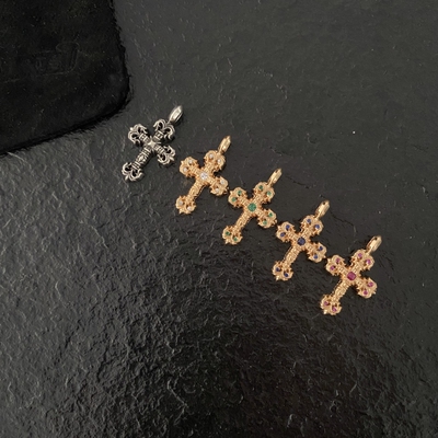 火焰镶钻小号十字架吊坠祖母绿