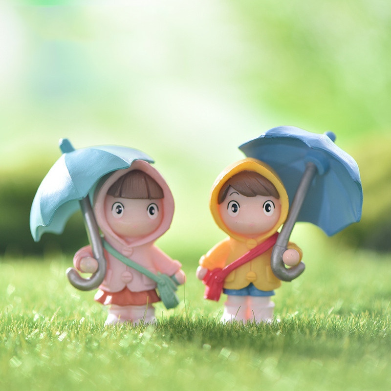 微景观简约现代塑料工艺品可爱卡通人物撑伞雨衣挎包女孩园艺摆件