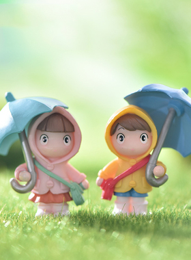 微景观简约现代塑料工艺品可爱卡通人物撑伞雨衣挎包女孩园艺摆件