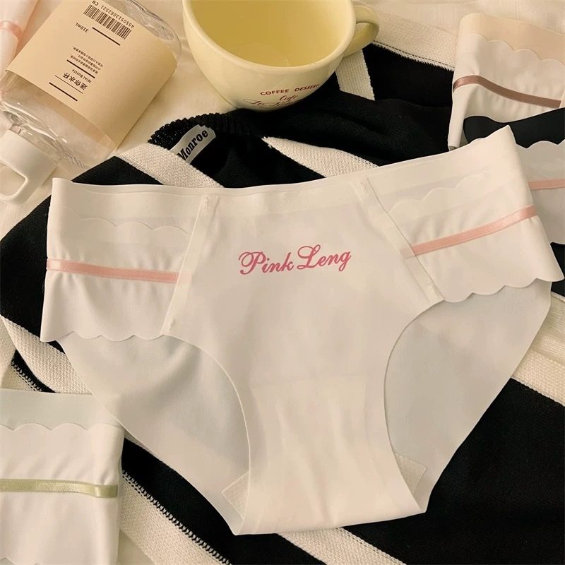 日系甜美风可爱无痕内裤女生冰丝抑菌2024新款夏季薄款中腰三角裤