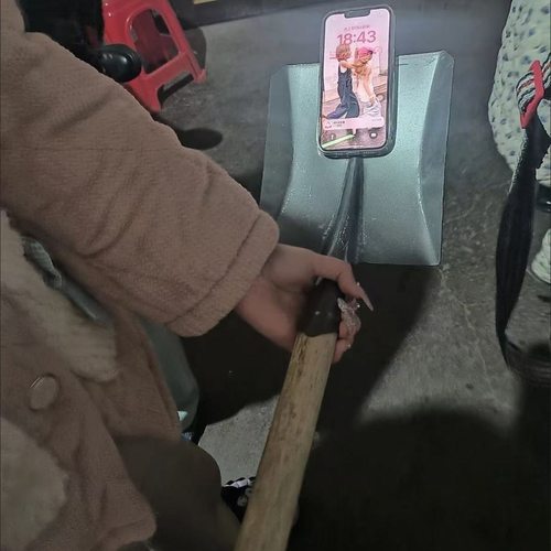 铁锨大铲子16e恶搞13mini/16pro适用iPhone15promax手机壳14plus苹果11/1+12一加ace3V个性ace5奇葩8t抽象13t