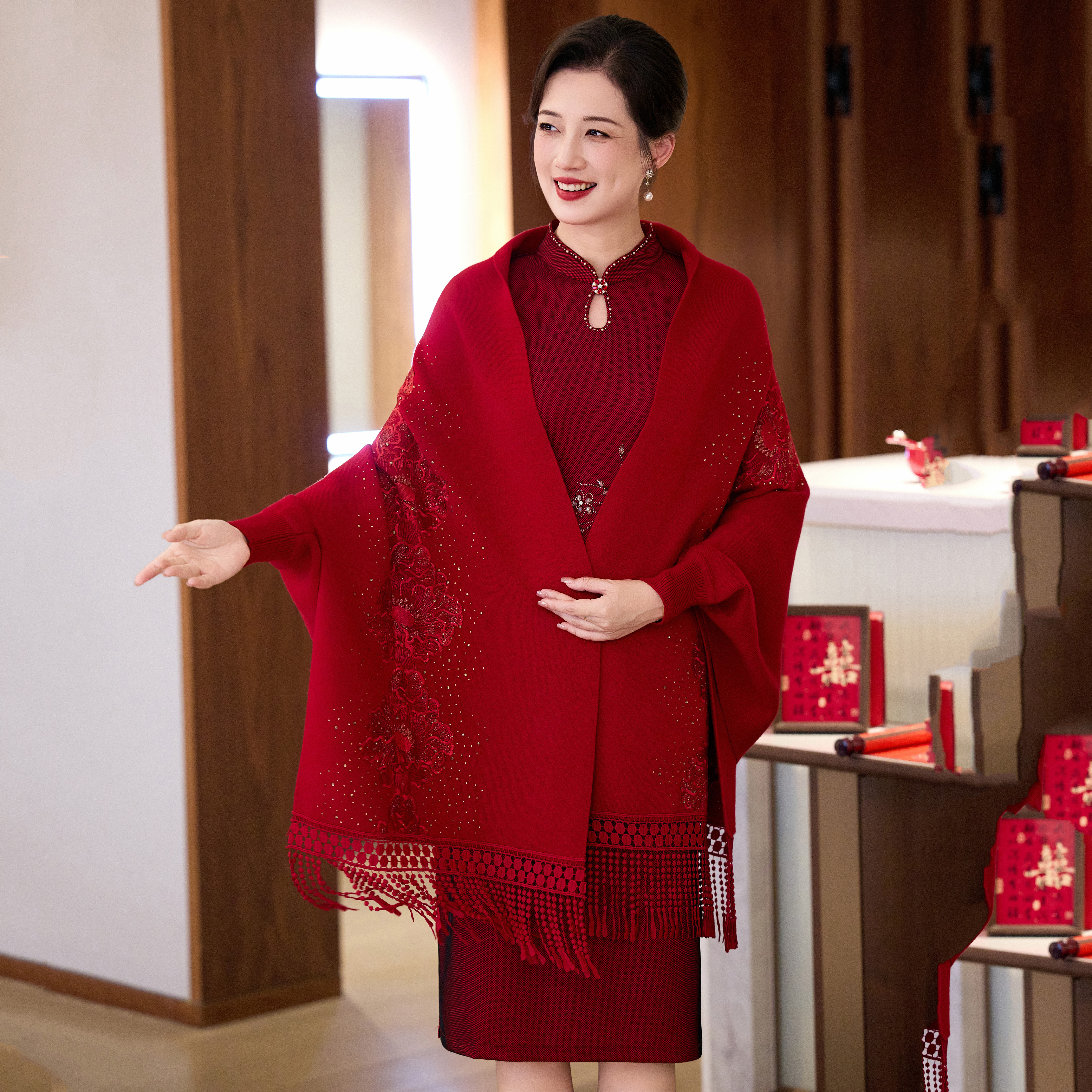 高端妈妈婚礼旗袍披肩外搭红色