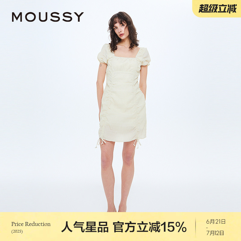 连衣裙采用抽褶设计  能很好地修饰身材曲线