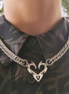 欧美时尚小众设计感通体钛钢图腾爱心吊坠甜酷男女ins嘻哈饰品