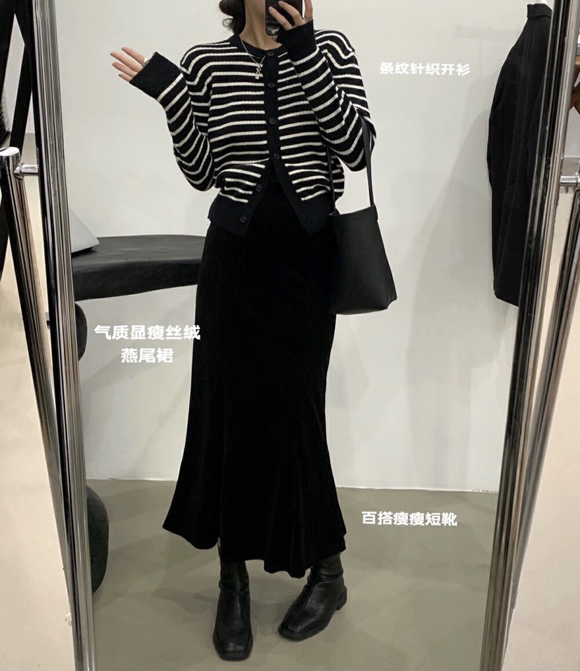 2025年春秋新款韩版气质百搭显瘦黑白条纹针织丝绒鱼尾裙两件套