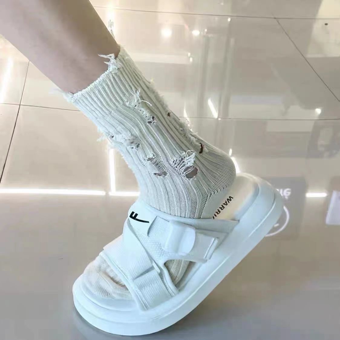 网红乞丐袜子简约纯色,破洞中筒