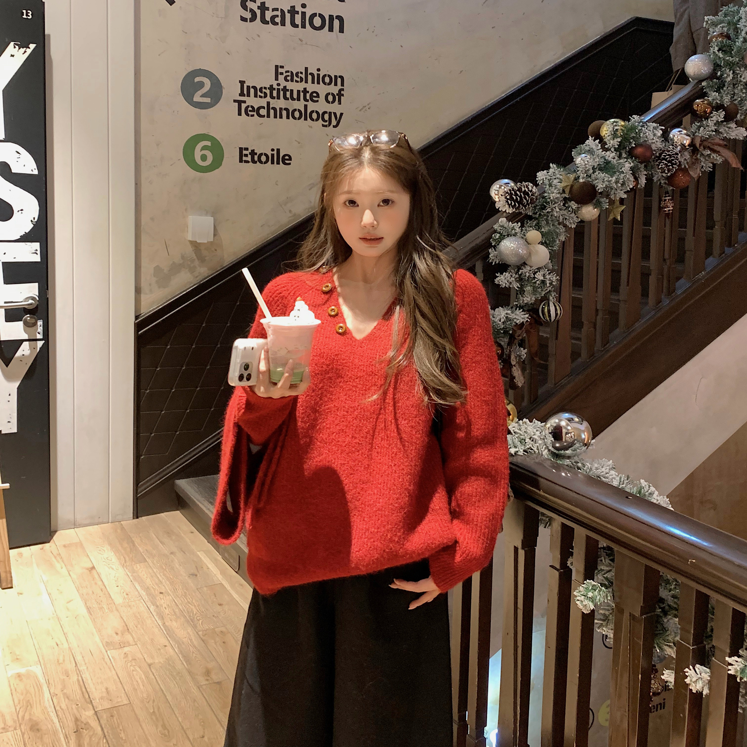 圣诞红V领氛围感围巾毛衣