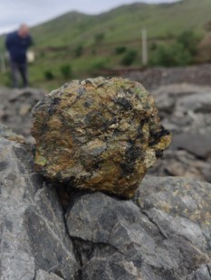 黄铁晶体铜矿标本