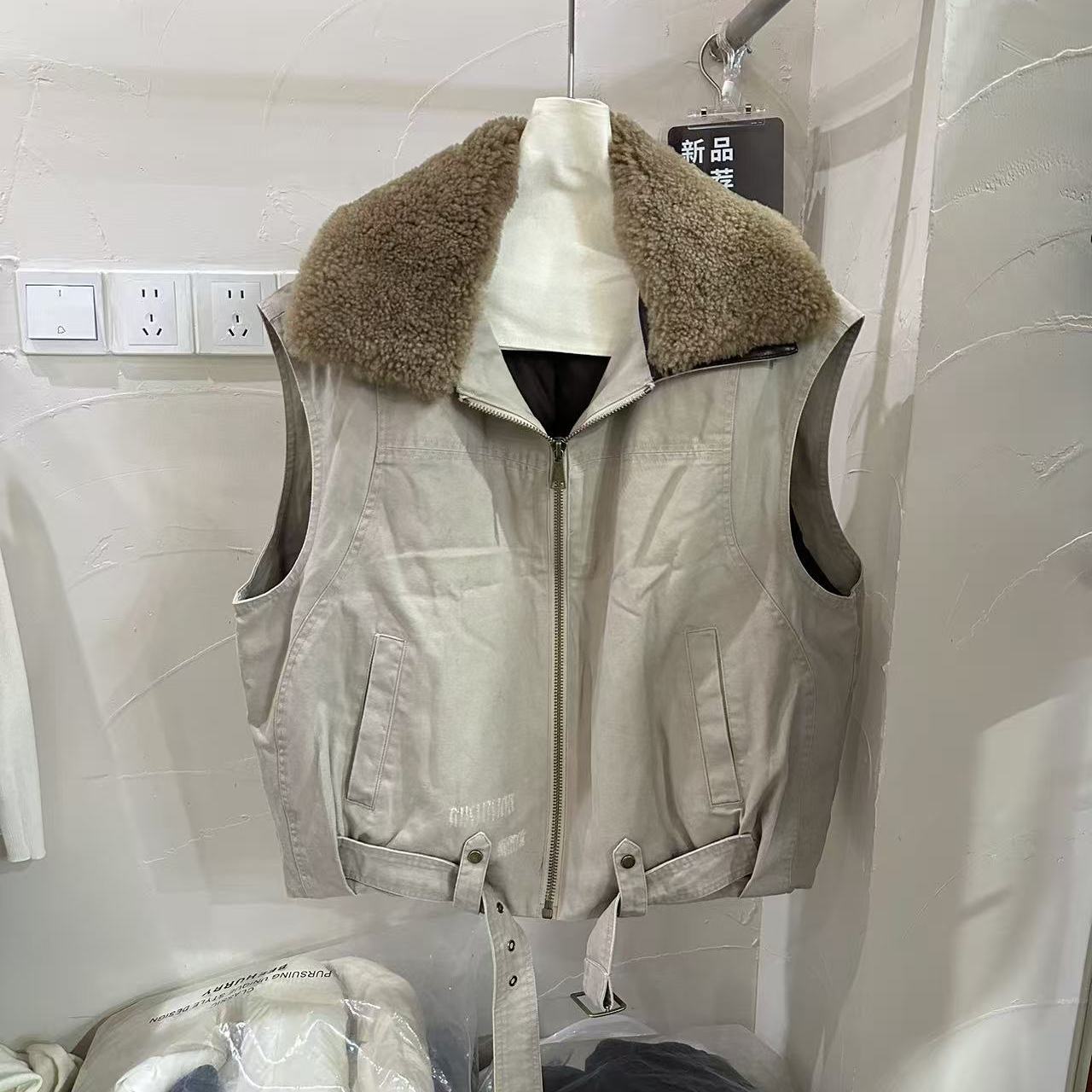 可拆卸羊羔毛大翻领羽绒马甲