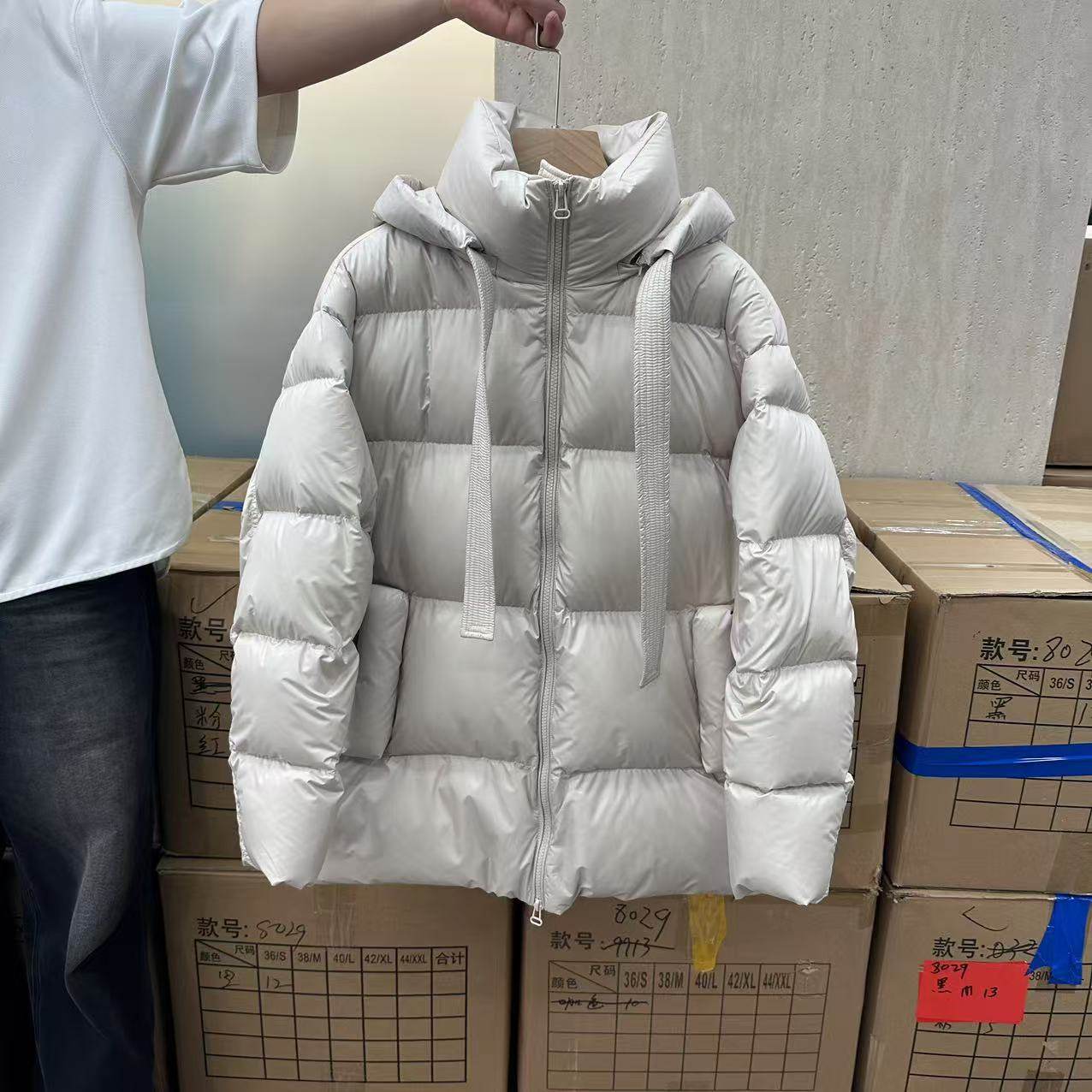 百搭聚酯中长款连帽羽绒服外套