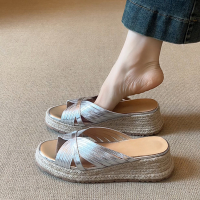 龙猫叔镂空草编坡跟一字带拖鞋女