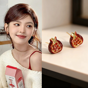 无耳洞「红石榴籽」秋冬红色石榴耳钉精致小巧高级无痛蚊香盘耳夹