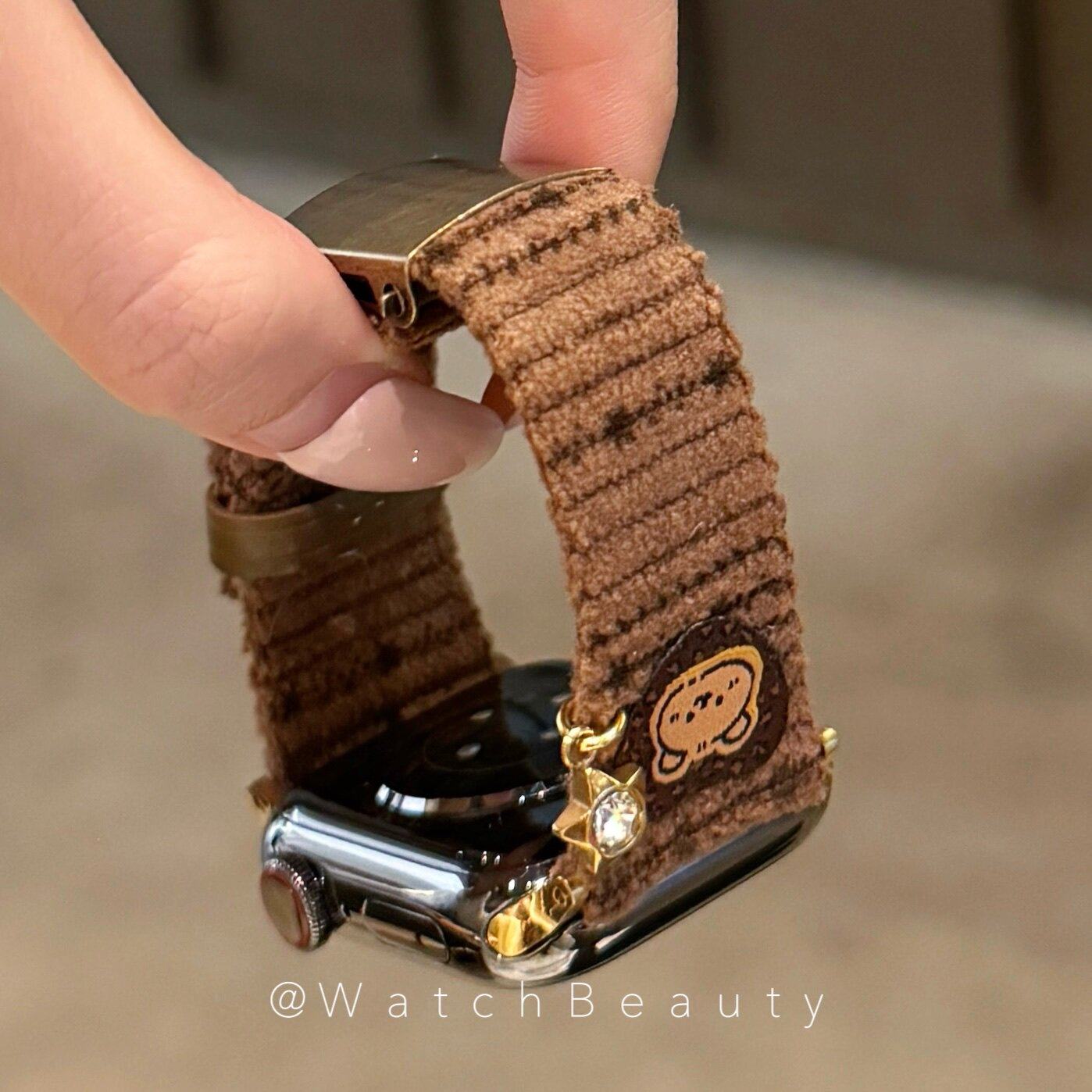 灯芯绒爱心小熊挂坠苹果手表表带适用于Apple Watch11S89iwatch10