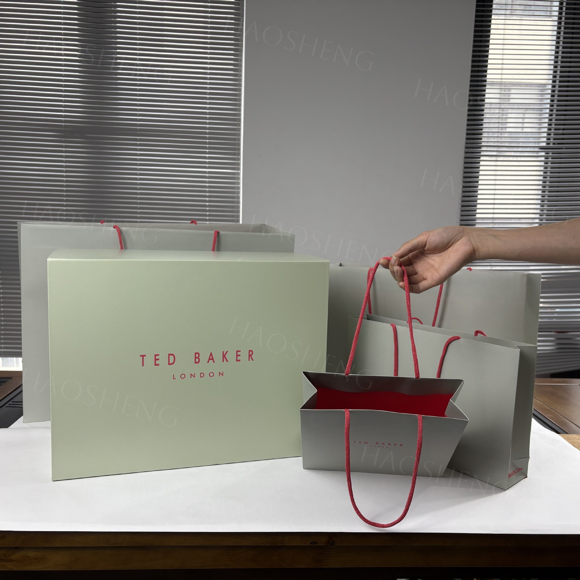 手提袋纸袋定制带有印刷徽标的豪华礼品纸袋，耐用的服装，鞋子和