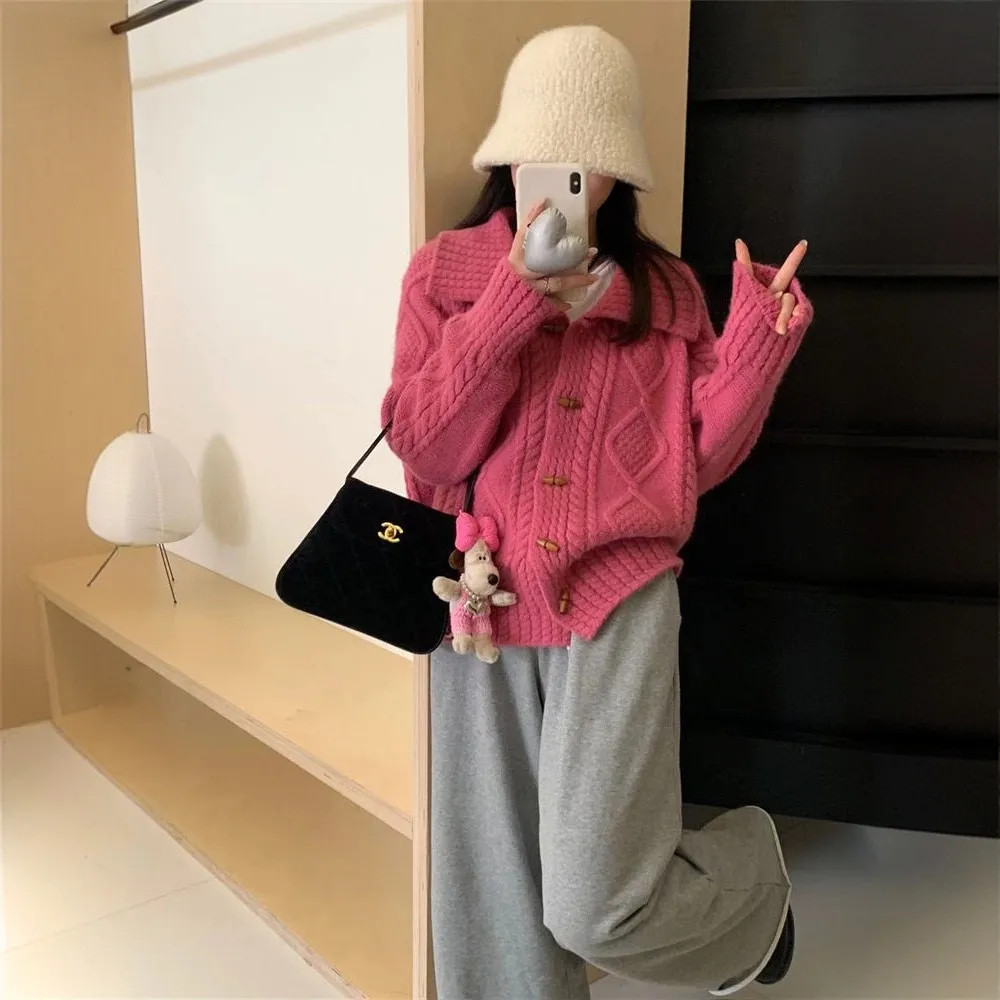 慵懒风牛角扣麻花毛衣女秋冬新款宽松翻领针织开衫高级感外套上衣