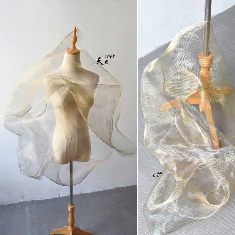 浅金色钢丝网塑形艺术风服装布料
