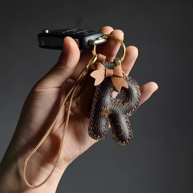 老花款diy定制名字首字母包包挂件手工皮质ins书包背包挂饰钥匙扣,服饰配件/皮带/帽子/围巾,包挂件,淘宝优惠券,粉丝福利购,淘宝优惠卷