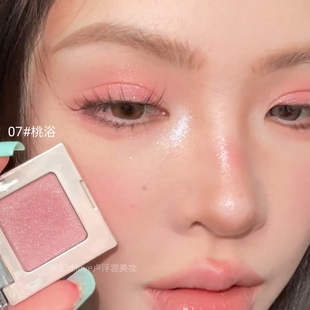 水光大蜜桃一颗画全妆!罗小曼单色眼影爆闪多用粉低饱和眼影腮红