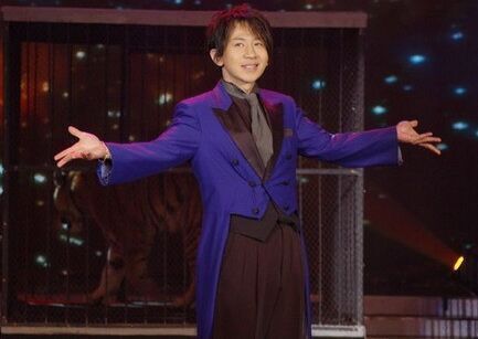 刘谦变魔术服出伞出扇出鸽子燕尾服装 根据喜好订做 定制演出服