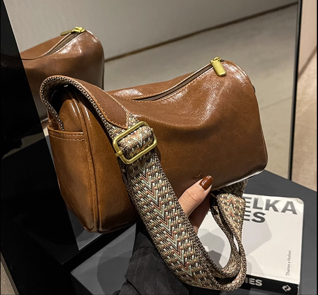 今年流行小包包女2022新款超火时尚小众宽带斜挎包女包爆款枕头包