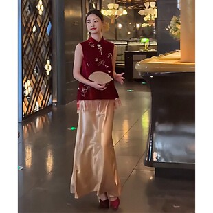新中式红色丝绒马甲背心女秋2026新款国风重工钉珠亮片鱼尾套装裙