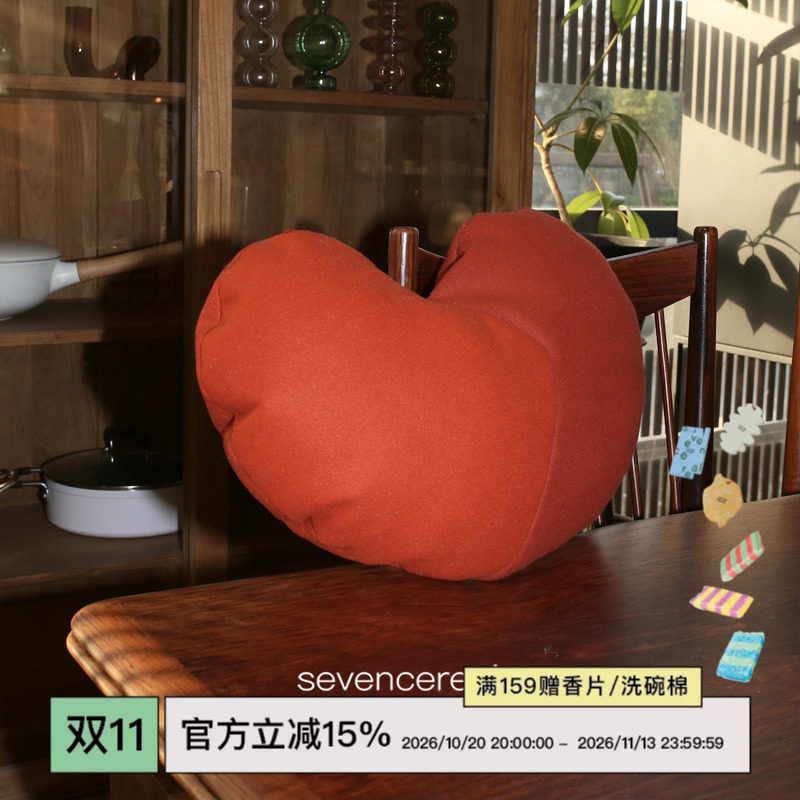 【季中折扣】爱心抱枕情侣可爱沙发婚庆摆件结婚礼物迷你靠腰枕