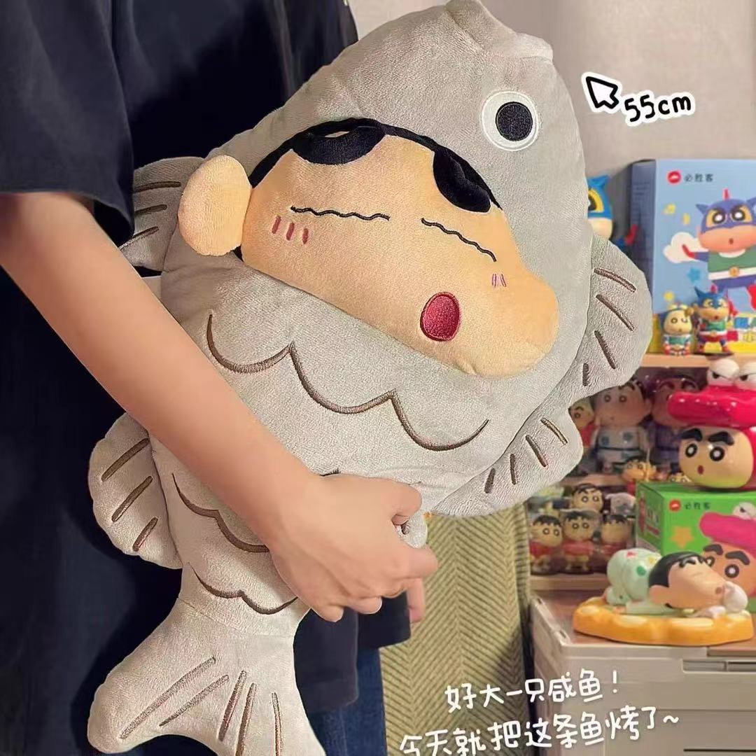现货蜡笔小新必胜客联动周边新款可爱小新咸鱼抱枕毛绒玩偶玩具女