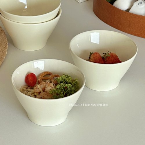 奶乎乎的米黄色拉面碗