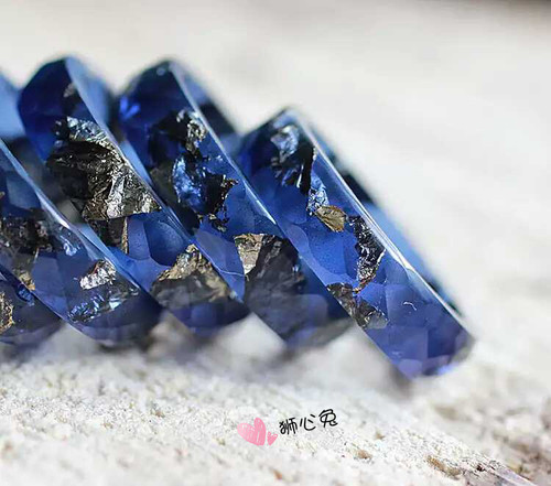 狮心兔宝蓝色凝金箔半透明戒指