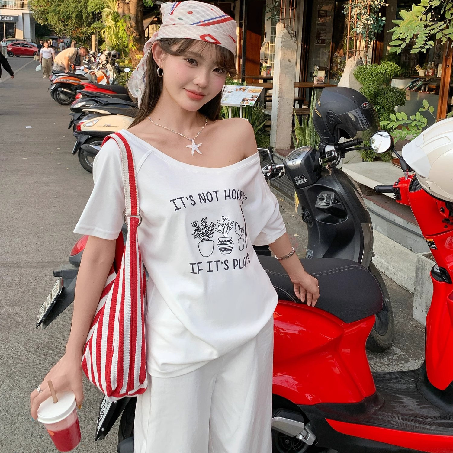 一字领露肩上衣女夏季白色字母性感甜辣妹宽松显瘦斜肩短袖t恤女