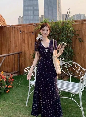 法式纯欲风V领纽结短袖碎花连衣裙女2026夏新款蕾丝边拼接款长裙