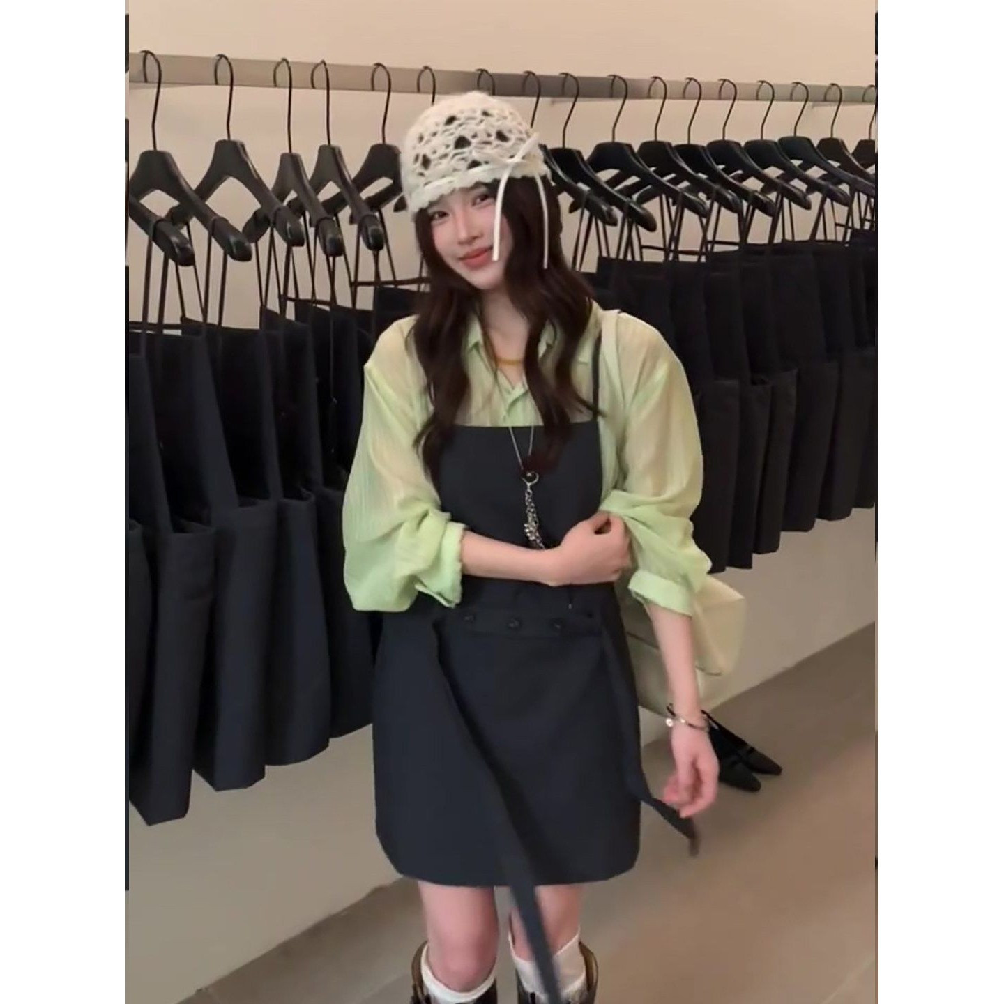 韩系高级感绿色衬衫叠穿背带裙套装女春夏时尚减龄宽松吊带连衣裙图片