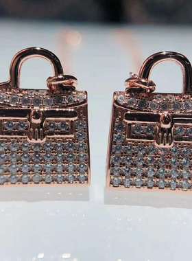 镀18k玫瑰金手提包吊坠喜哥同款