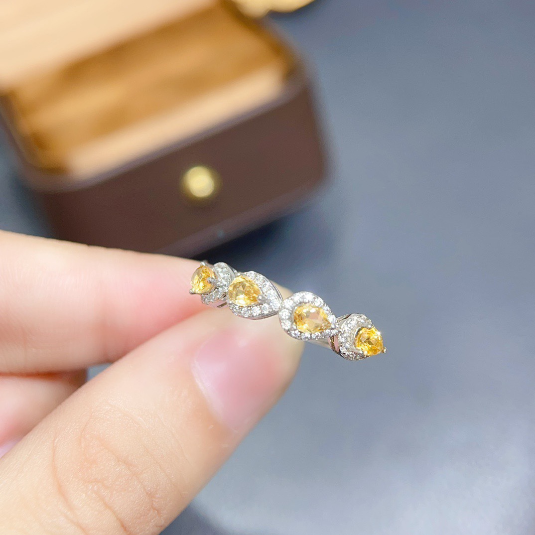 天然招财黄水晶戒指，裸石3*4mm 爆闪！s925纯银镀真金镶嵌母土属