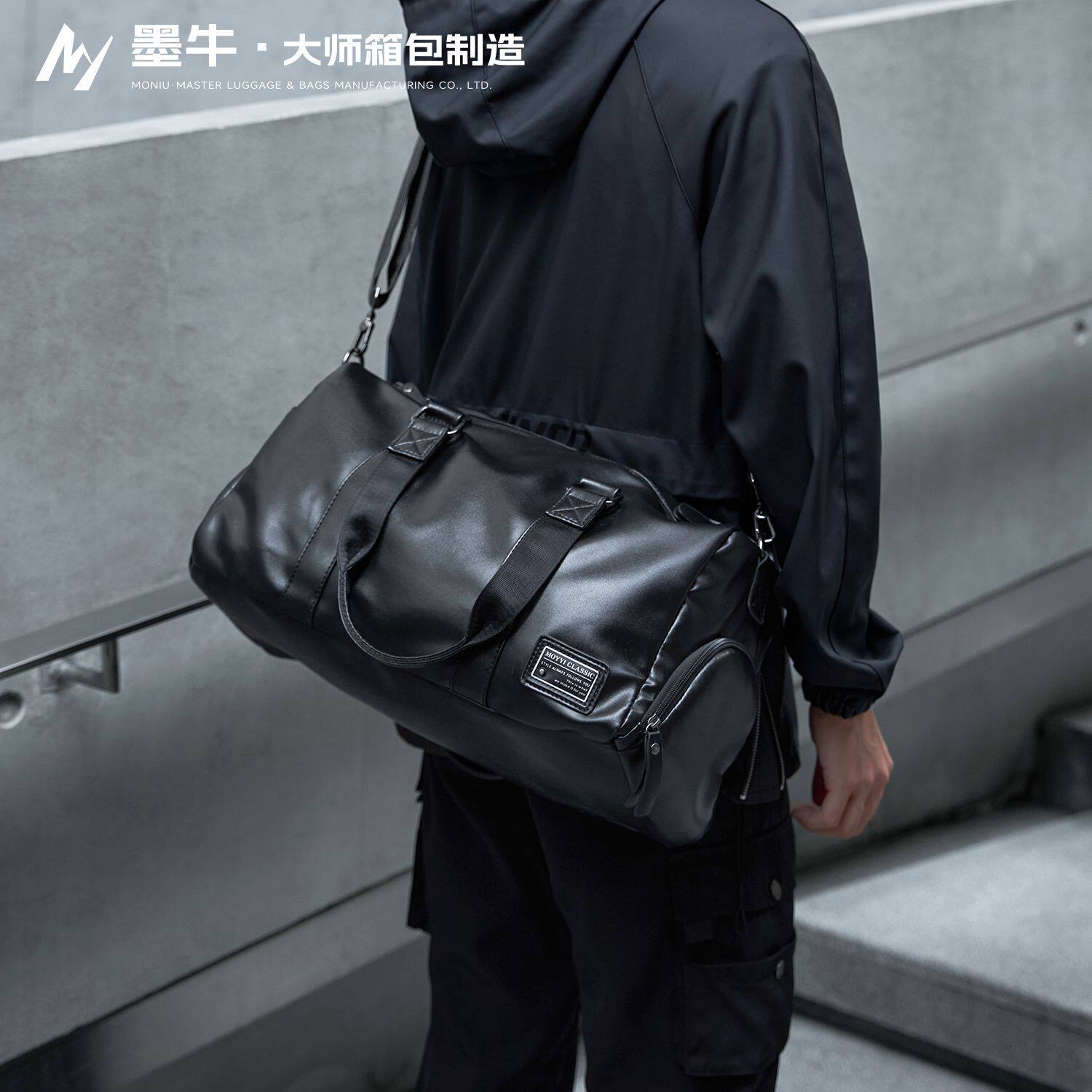男士旅行包手提包防水运动包圆筒训练健身包大容量行李单肩包ODM