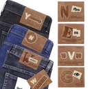 现货牛仔裤 补丁贴箱包帽皮标pu商标定制 后腰皮标刺绣字母皮牌服装