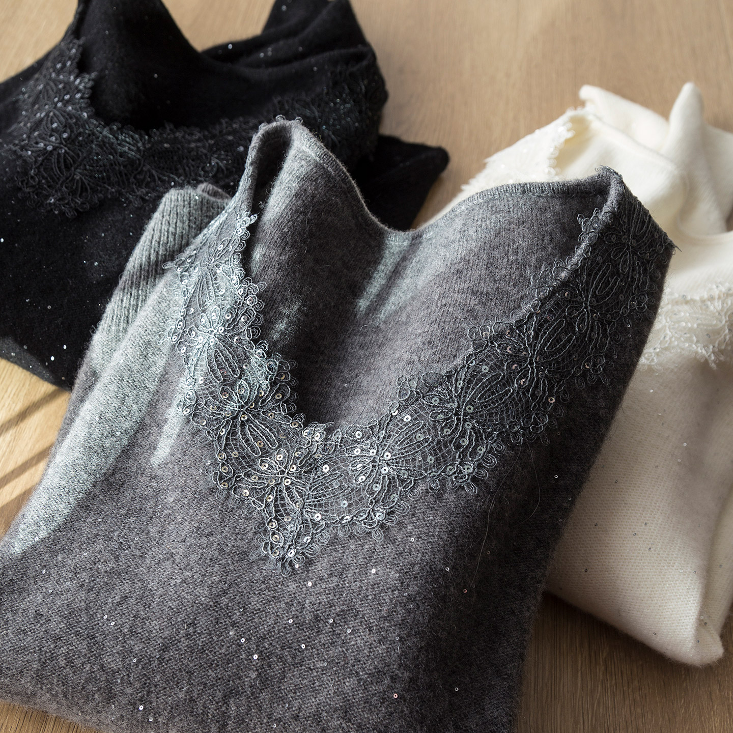 微微女人味~嵌亮片闪丝羊绒羊毛软糯舒适V领蕾丝拼接针织衫毛衣