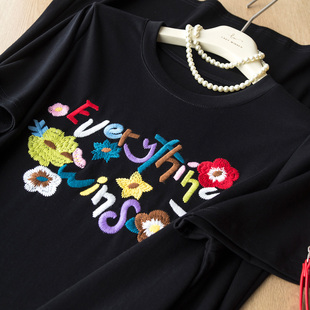慵懶時(shí)髦字母刺繡圓領(lǐng)短袖 正肩直筒連衣裙女2025夏 T恤裙中長(zhǎng)款