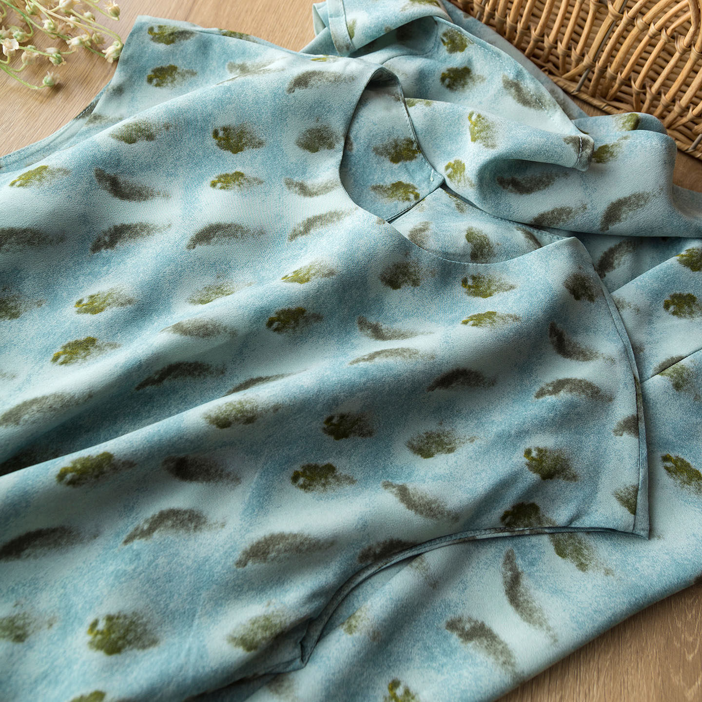 轻若无感超显瘦凉快不对称斜裁收腰柔美圆领小包肩袖印花连衣裙夏