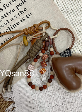 YQ  2025新款咖色皮质毛绒爱心别针钥匙扣串珠手工编织包包挂件
