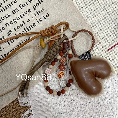 YQ  2025新款咖色皮质毛绒爱心别针钥匙扣串珠手工编织包包挂件