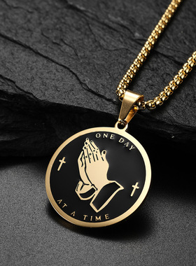 祈祷之手祷告圆牌项链钛钢吊坠