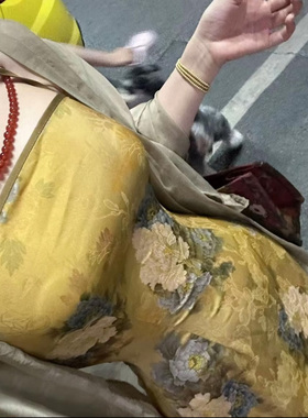 新中式国风黄色缎面提花连衣裙女高腰显瘦复古旗袍裙挂脖夜未央