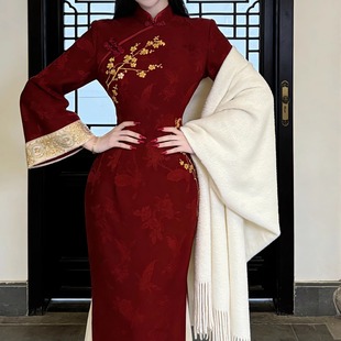 中式红色旗袍女冬装刺绣订婚礼服国风敬酒服连衣裙金梅报喜倒大袖